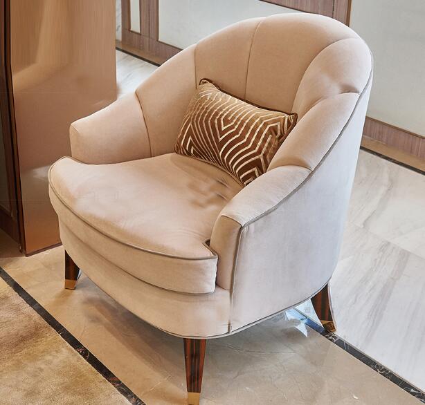 Strati del salone della tappezzeria del tessuto, parte alta di legno della sedia di salotto dell'hotel 0