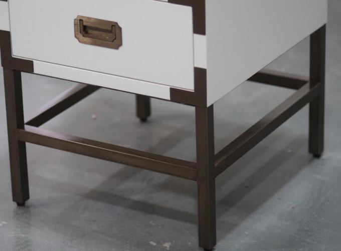 Racconti elegante di legno del lato del letto dell'hotel con 2 cassetti, struttura del metallo 0
