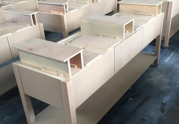 Stia da solo il compensato moderno dei Governi di vanità del bagno con legno solido 1