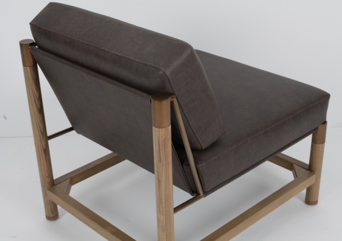 Poltrona da salotto in legno massello di rovere dal design moderno, camera da letto con accenti in metallo 0