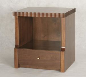 Buon prezzo Comodini di legno dell'hotel di colore scuro con un cassetto, dimensione regina/di re in linea