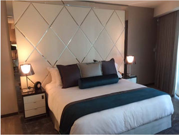 Buon prezzo La mobilia cinque stelle elegante della camera da letto dell'albergo di lusso mette con la pagina del metallo in linea