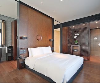 Buon prezzo La mobilia scura della camera da letto dell'hotel di rivestimento della noce di stile classico mette su durevole in linea