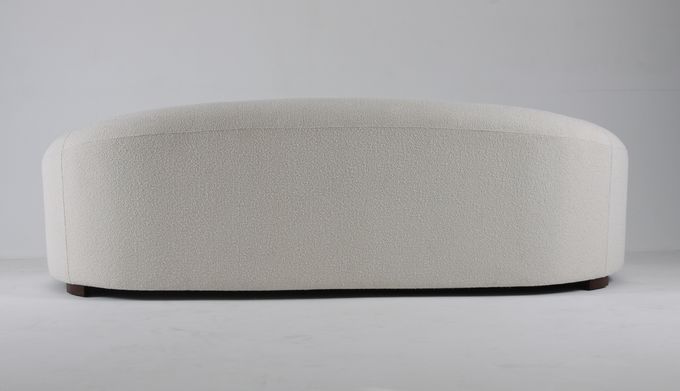 Salone bianco di lusso e moderno Sofa With Wooden Legs di Boucle 1